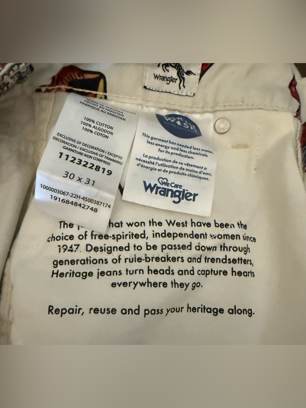 Wrangler Barrel 652 high rise read my lips Rolling Stones jeans. Size 30x31 - Picture 7 of 7